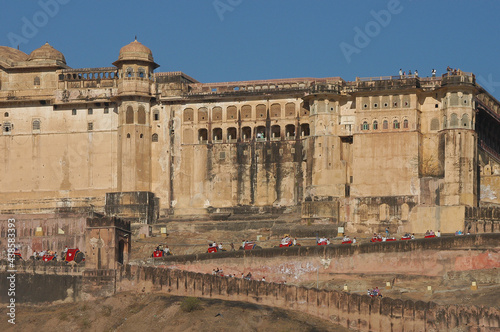 Vista de los muros exteriores del fuerte Amber en los exteriores de la ciudad de Jaipur cpaital del estado de Rajastán en la India