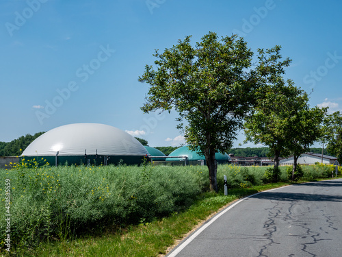 Biogasanlage in Deutschland an einer Landstraße