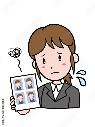 証明写真の仕上がりに不満な女性