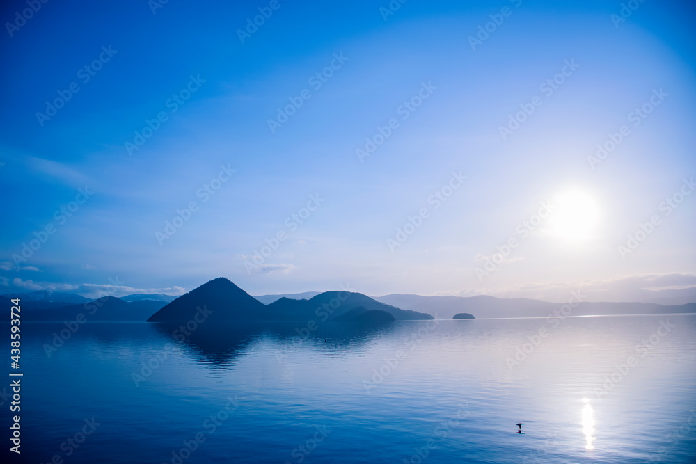 朝焼けに映える春の洞爺湖の湖畔3