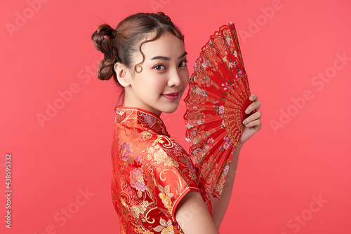 Obraz na plátně Asian chinese woman in traditional dress on red background