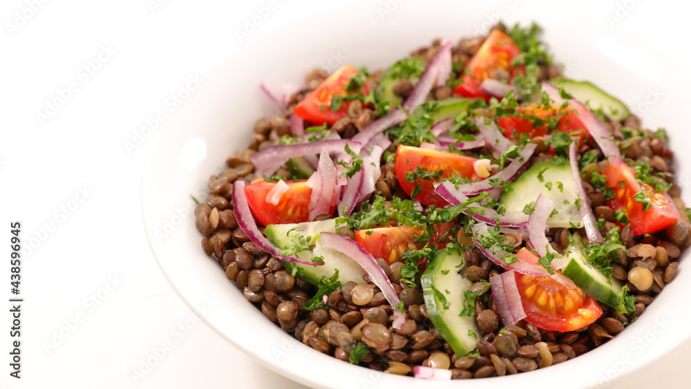 vegetable salad with lentile, cucumber and tomato