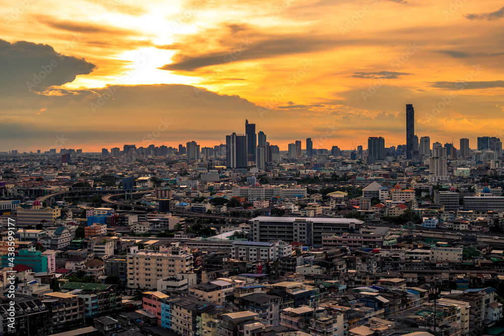 Obraz premium abstract background view of the colorful twilight sky.In the evening, the colorful changes (pink, orange, yellow, purple, sky) merge into the beauty of nature
