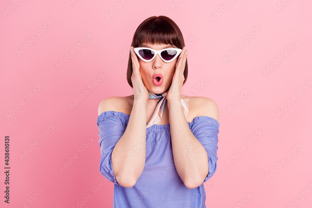 Photo portrait of woman amazed in sunglass wearing glamour outfit isolated pastel pink color background Photo portrait of woman amazed in sunglass wearing glamour outfit isolated pastel pink color background