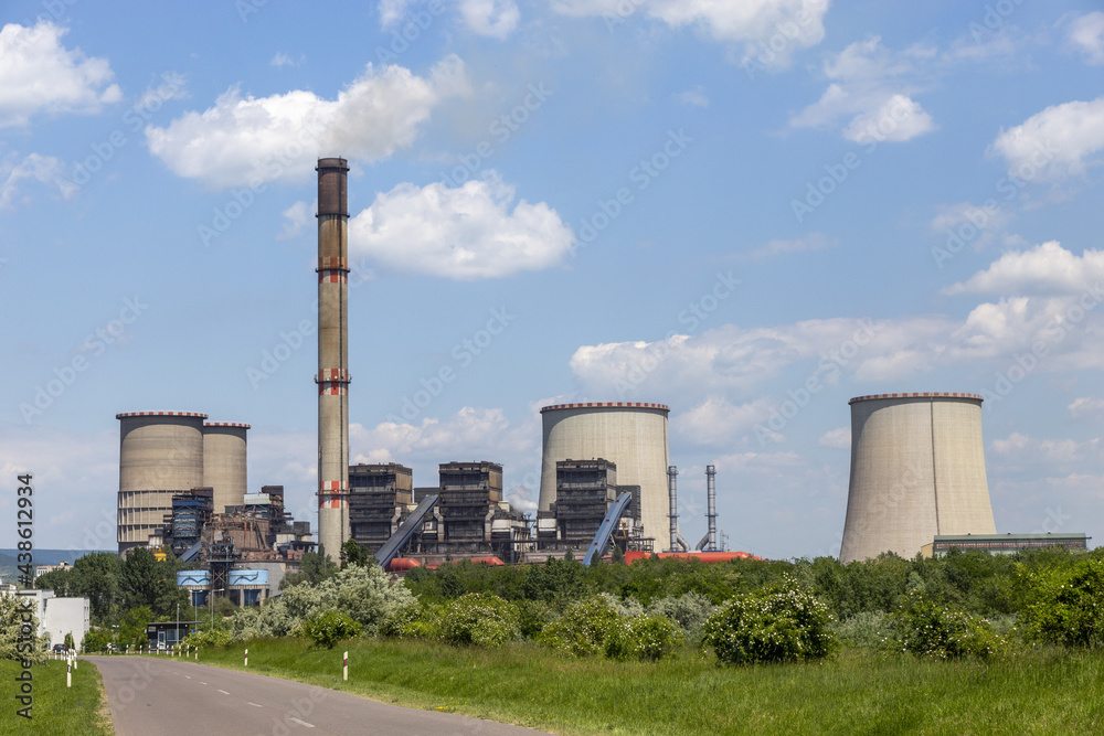 Kohlekraftwerk mit Schornstein und Kühlturm Kohlekraftwerk mit Schornstein und Kühlturm
