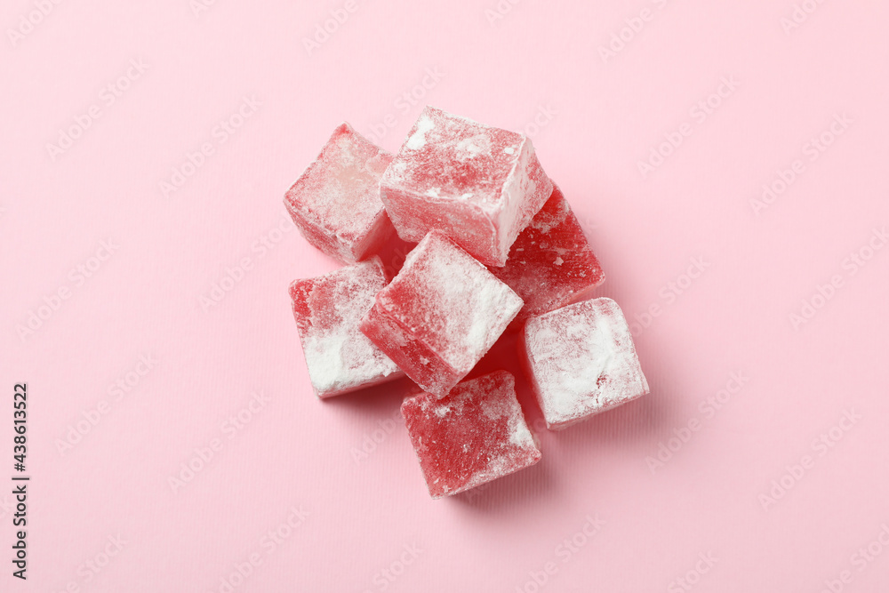 Obraz premium Delicious turkish delight cubes on pink background