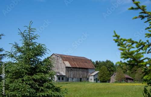 Old barn on a farm in the countryside © Gilles Rivest
