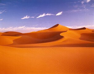 Fototapete Orange Sanddünen der Sahara in Nordafrika  © VisualEyze