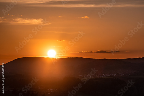 Sonnenuntergang mit orangenem Himmel