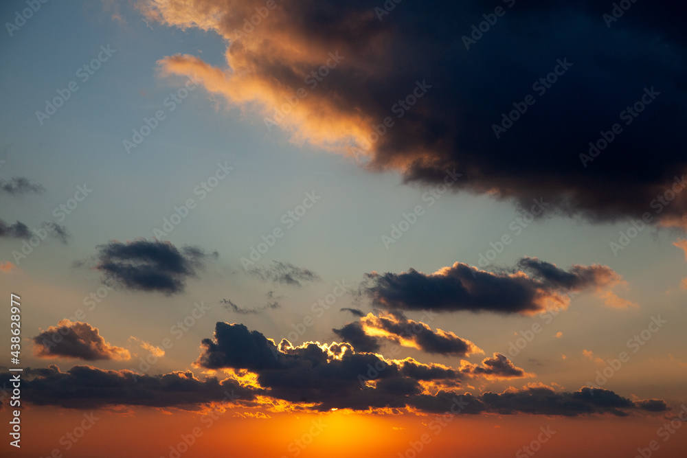 Obraz premium Bewölkter Himmel bei Sonnenuntergang