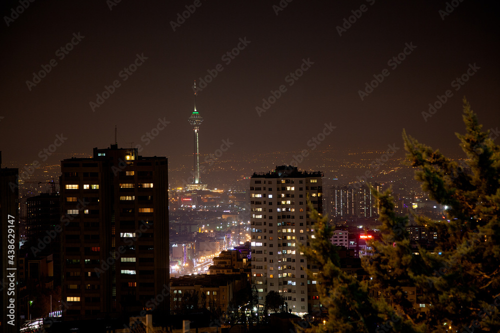 Ausblick auf den Milad Turm vom Parvaz-Park in Teheran, Iran