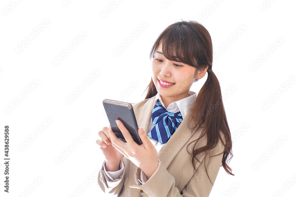 スマホアプリを使う制服姿の学生 スマホアプリを使う制服姿の学生