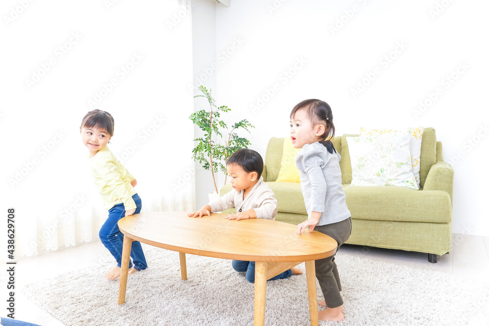 家で友だちと遊ぶ子供 家で友だちと遊ぶ子供