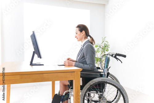 車椅子に乗って仕事をする外国人の女性