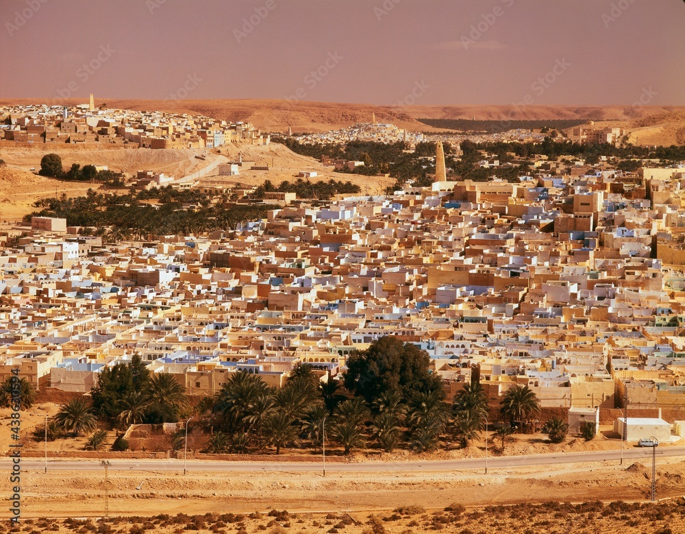 Obraz premium algeria, sahara, ghardaia, beni-isguen, m'zab, city overview,
