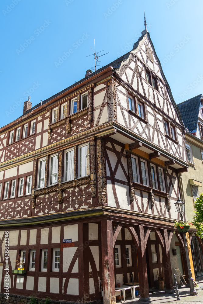 Fototapeta premium Historisches Fachwerkhaus in der Oberstraße in Boppard, Rheinland-Pfalz