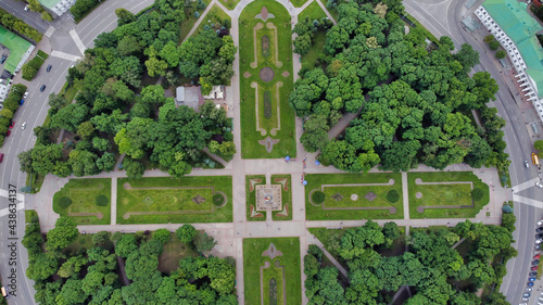 Fototapeta Naklejka Na Ścianę i Meble -  View of the Hull garden in Poltava. Round road and boulevard alleys. Green trees in the park. Ukraine. Europe