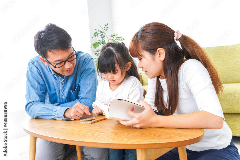 子どもに教育をする両親