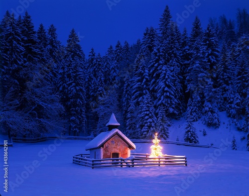 Foto germany, upper bavaria, elmau, chapel, christmas tree, evening, winter, bavaria,
