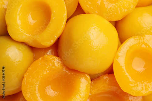 Fotografia Halves of canned peaches as background, top view