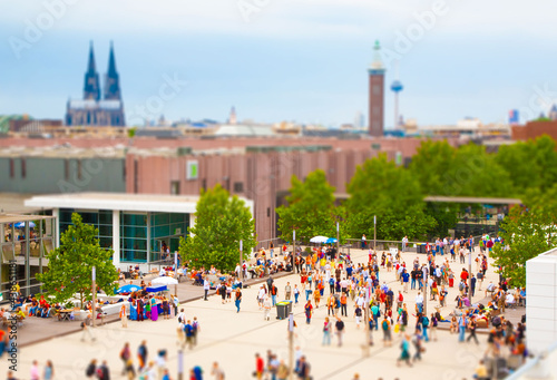 Buntes Messetreiben in Miniatur