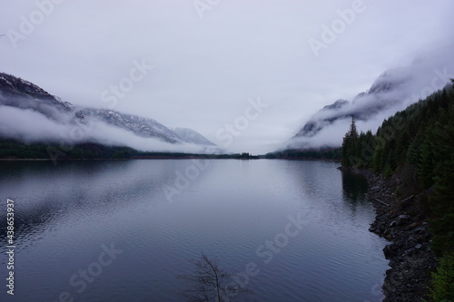 Nebeliger Tag an einem See auf Vancouver island 