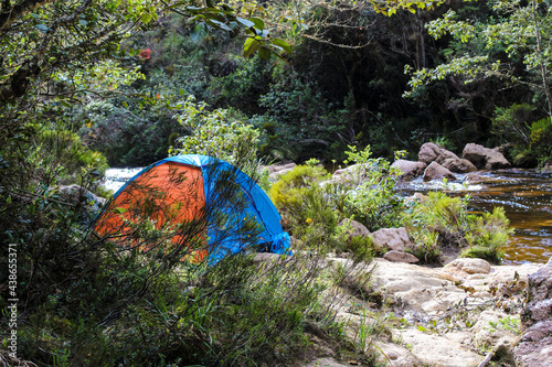 día de campo a lado del río, acampando en una carpa photo