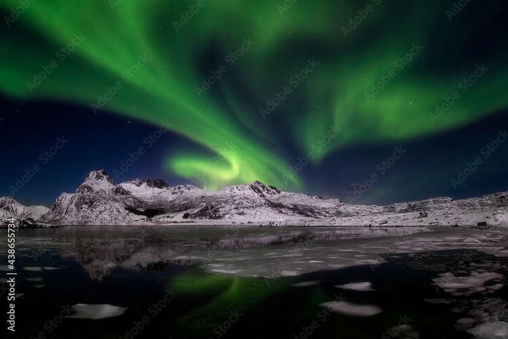 The northern lights, Norway, the Lofoten islands around the town of Nussfjord
