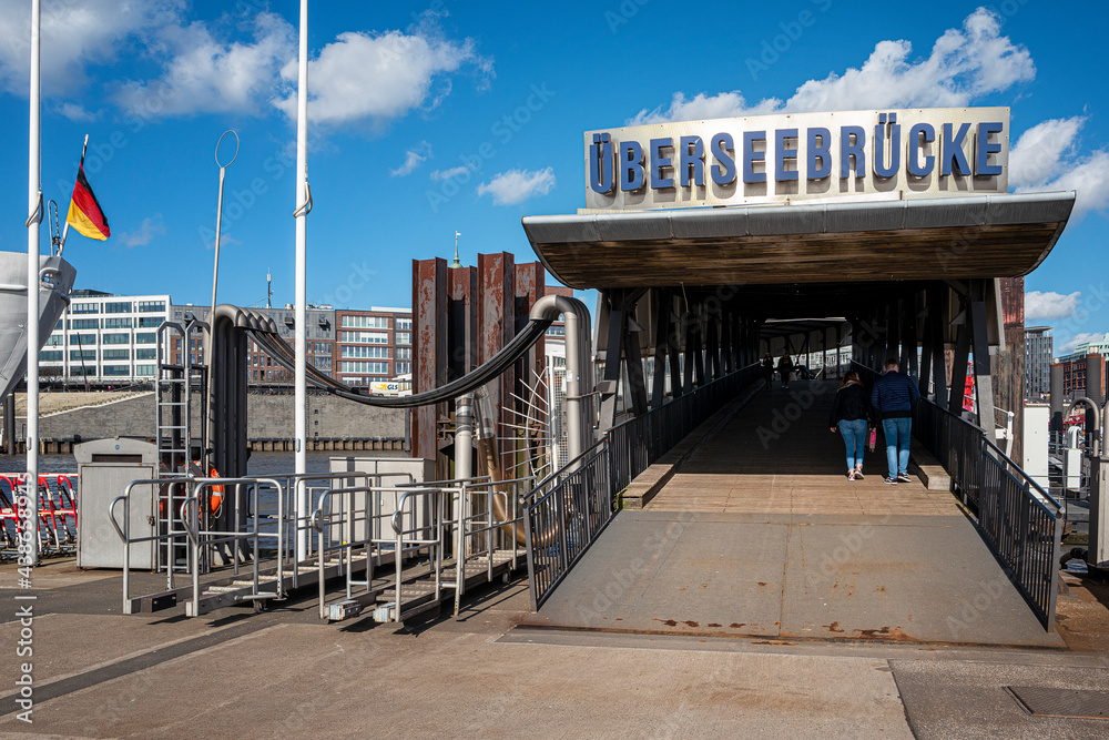 Überseebrücke am Hamburger Hafen