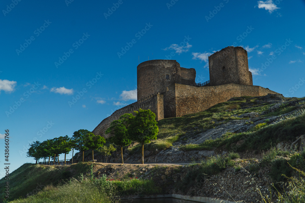 Castillo antiguo en lo alto de una colina 