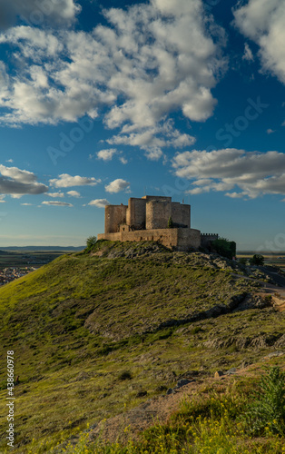 Castillo antiguo en lo alto de una colina 