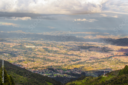 Vista de la ciudad de Cuenca desde la montaña, día nublado con rayos de luz