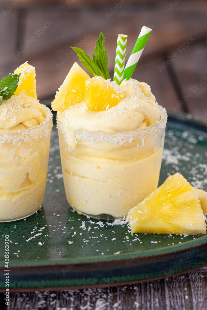 Softeis mit Ananas und Kokos Softeis mit Ananas und Kokos