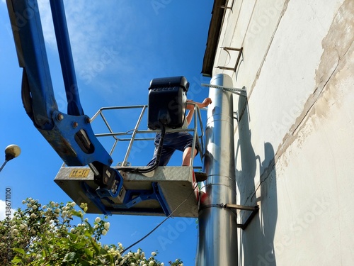 installation of a heating chimney along the wall