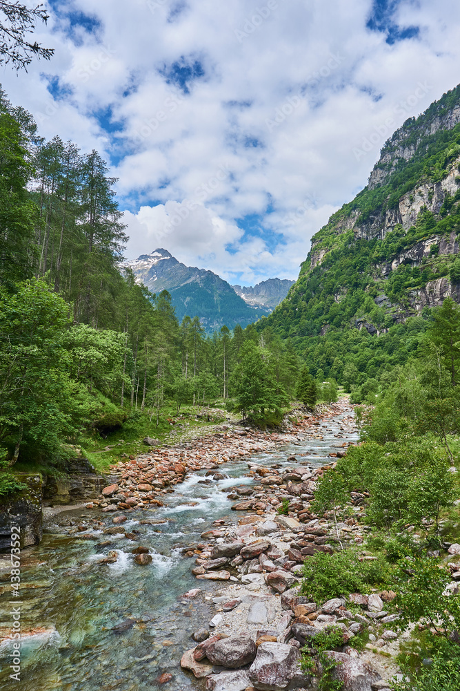 Schweizer Berge mit fluß im vordergrund Schweizer Berge mit fluß im vordergrund