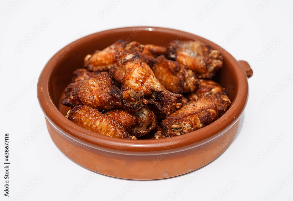 Una racion de alitas de pollo en un bar de tapas Una racion de alitas de pollo en un bar de tapas