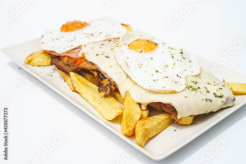 Solomillo de ternera con jamón, queso y dos huevos fritos, acompañado de patatas fritas 