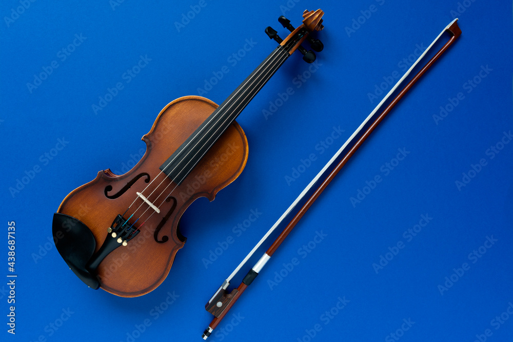 Fototapeta premium Violin and bow on a blue background