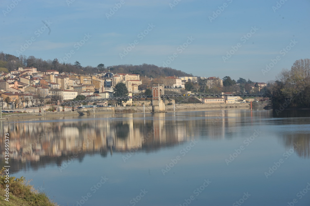 balade en bord de saone à trevoux dans l'ain en france