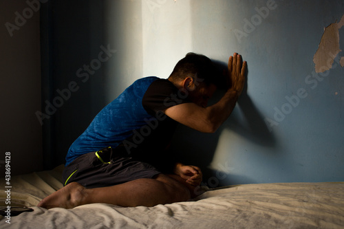 persona con depresión, triste, persona que necesita ayuda, encierro, suicidio © Juan Manuel Resquin