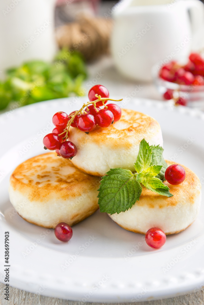 Fried cheese cakes with berries Fried cheese cakes with berries