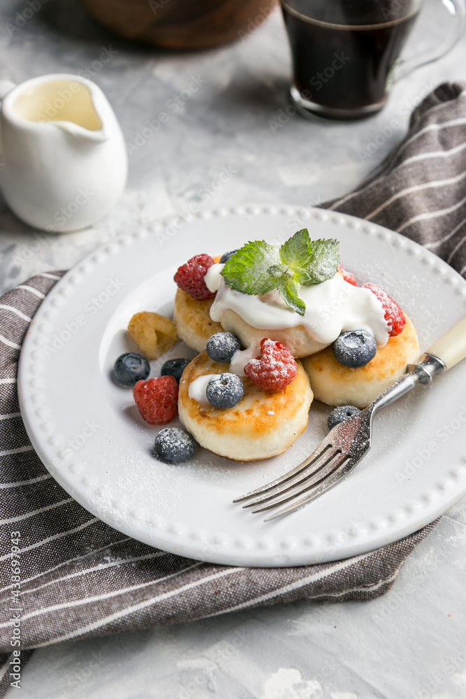 Cheesecakes with sour cream and berries for breakfast Cheesecakes with sour cream and berries for breakfast