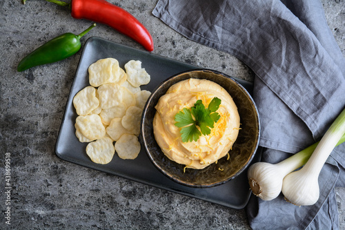 Cheddar cheese dip with garlic, served with crackers