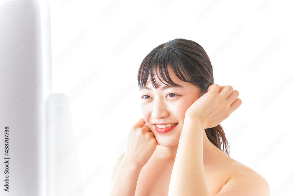 メイクをする若い女性 メイクをする若い女性