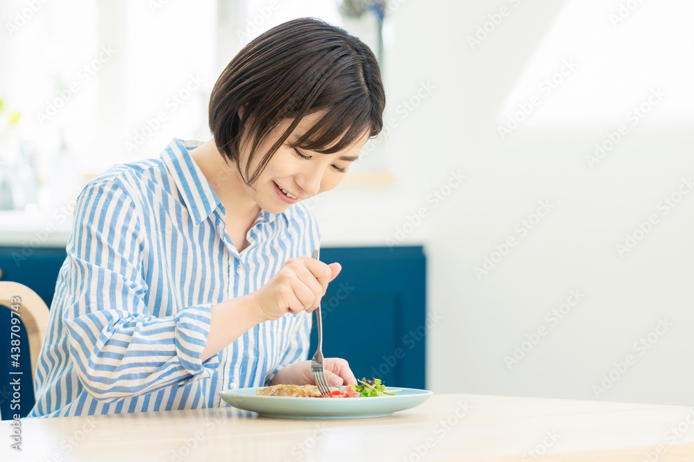 食事を楽しむ女性 食事を楽しむ女性