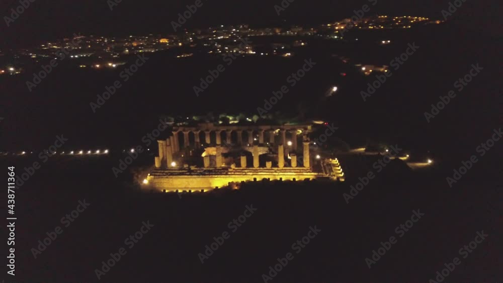 Vue de drone circulaire de la vallée des temples, Agrigente. Eté en Sicile, Nocturne, temple

