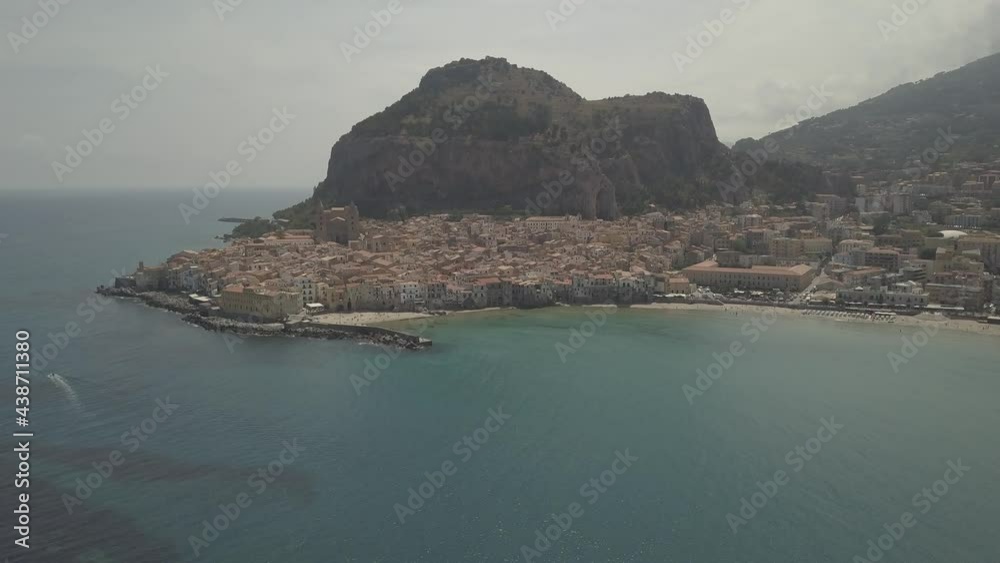 Vue de drone avant depuis la mer face à la ville. Eté en Sicile, Cefalu. Eau, vagues, montagne

