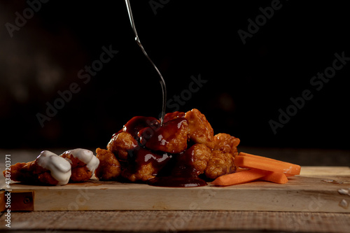 Fotografie tabla preparada con alitas de pollo y cerveza lista para comer