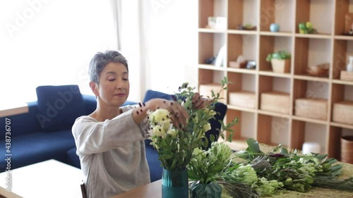 花を活ける日本人シニア女性