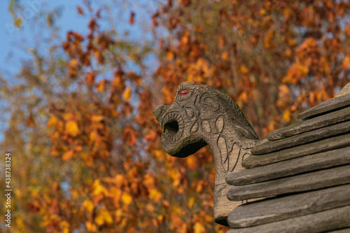 Drachenkopf aus Holz auf Dach vom Wikingerhaus.